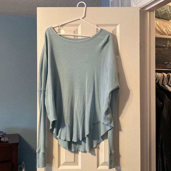 TNA long sleeve shirt that is longer in the back. - Picture 1 of 2